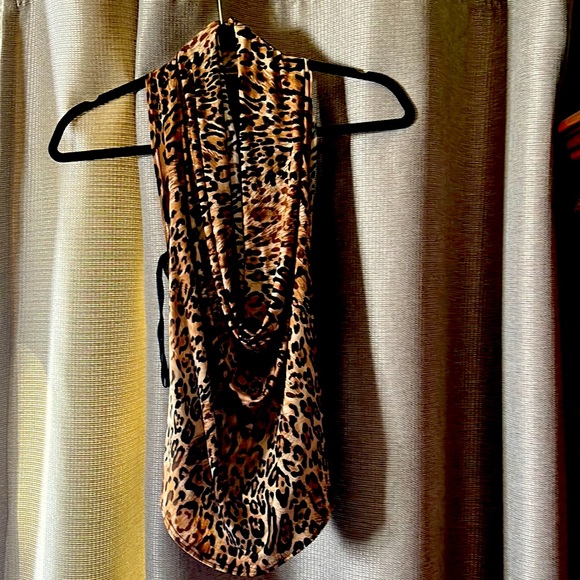 material that looks like leopard blouse and one size. Material stretches - Picture 1 of 3